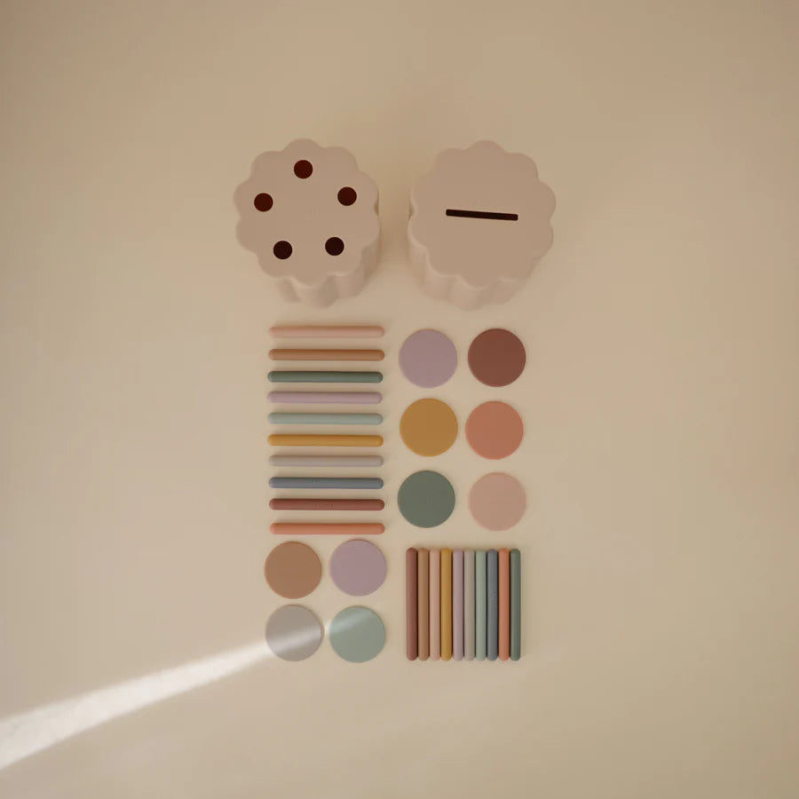 Juego de clasificación de monedas y tubos Mushie