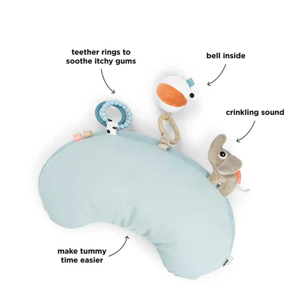 Almohada de actividades juego boca abajo Tiny Farm azul Done By Deer