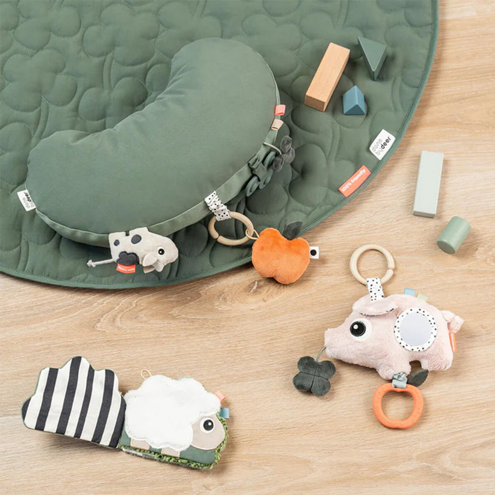 Almohada de actividades juego boca abajo Tiny Farm verde Done By Deer
