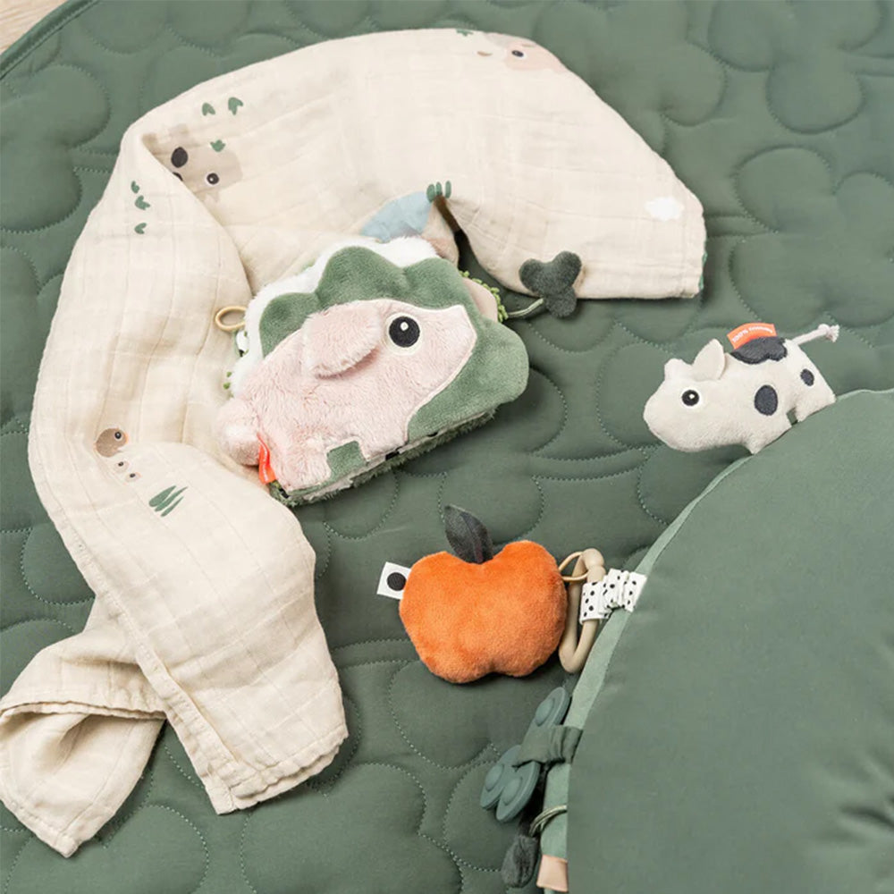 Almohada de actividades juego boca abajo Tiny Farm verde Done By Deer