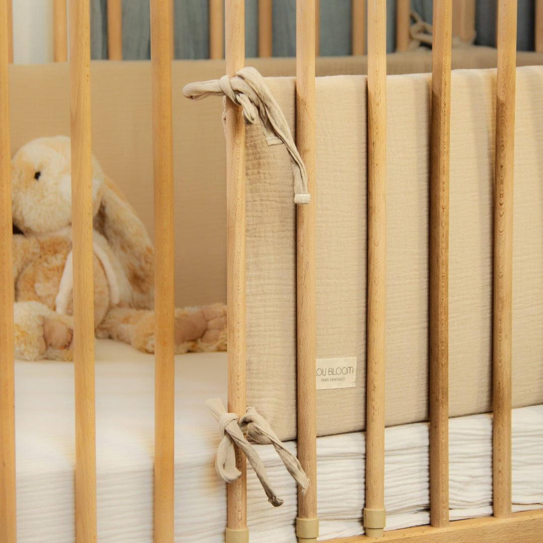 Protector de cuna muselina beige algodón orgánico Lou Bloom