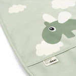 Babero con Velcro Happy Clouds Verde Done By Deer