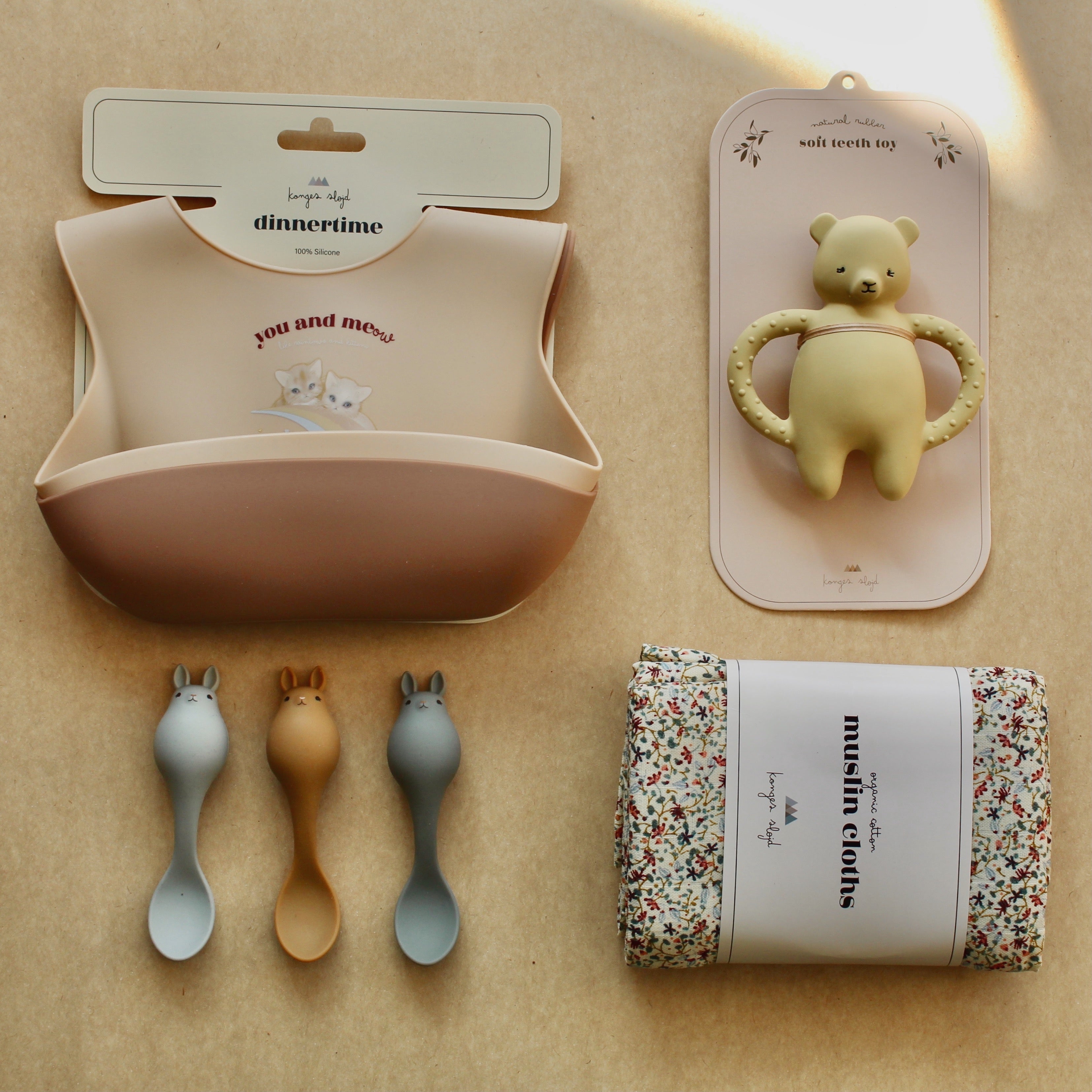 Set de 2 Baberos de Silicona Konges Sløjd Rainbow Kitty