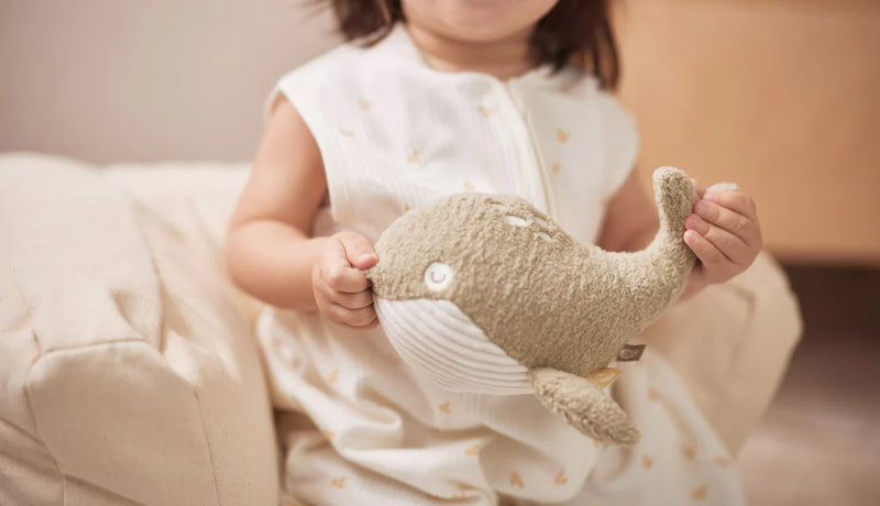 Peluche sonajero Whale Jollein