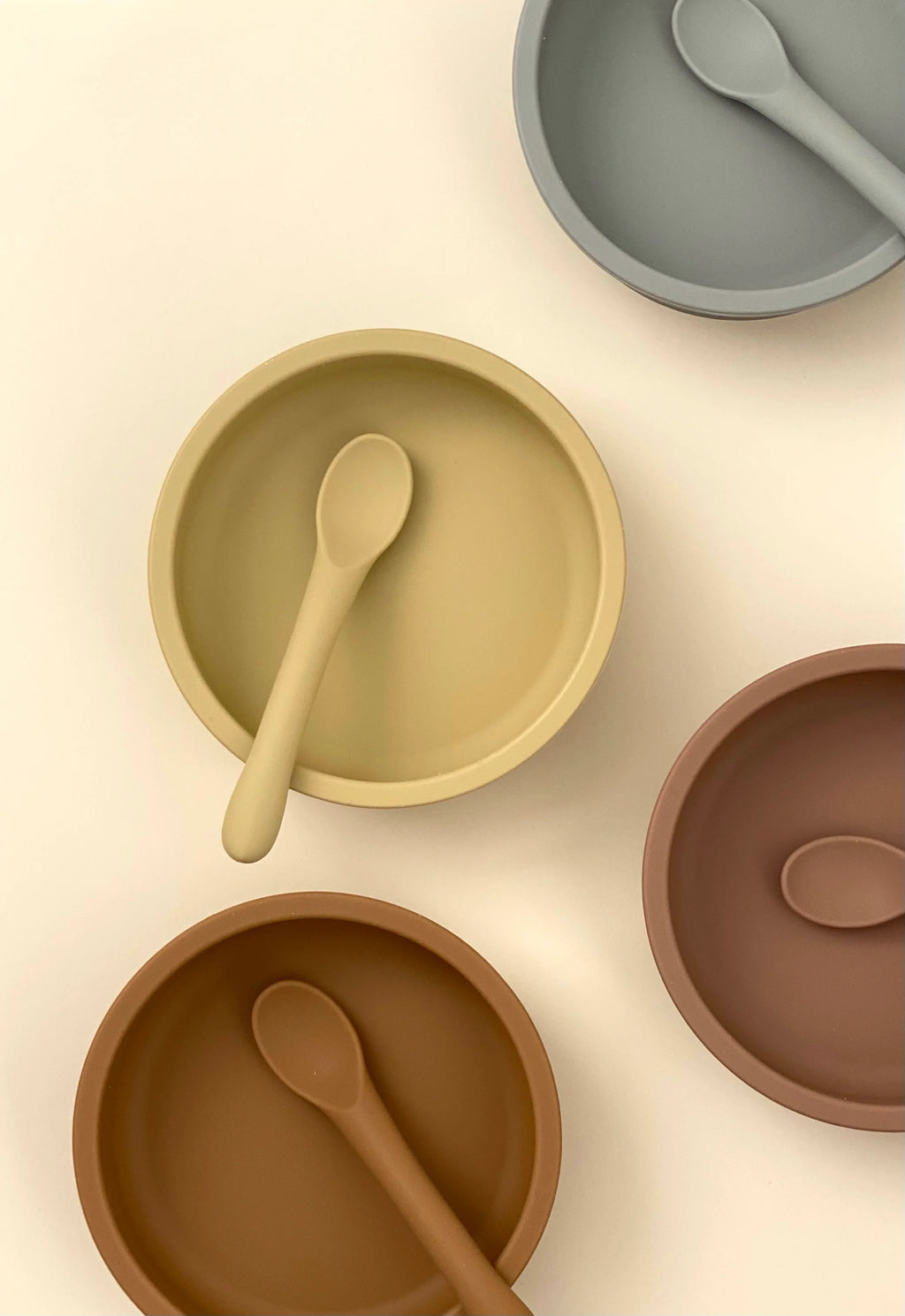 Set Plato y Cuchara de Silicona Konges Sløjd Almond