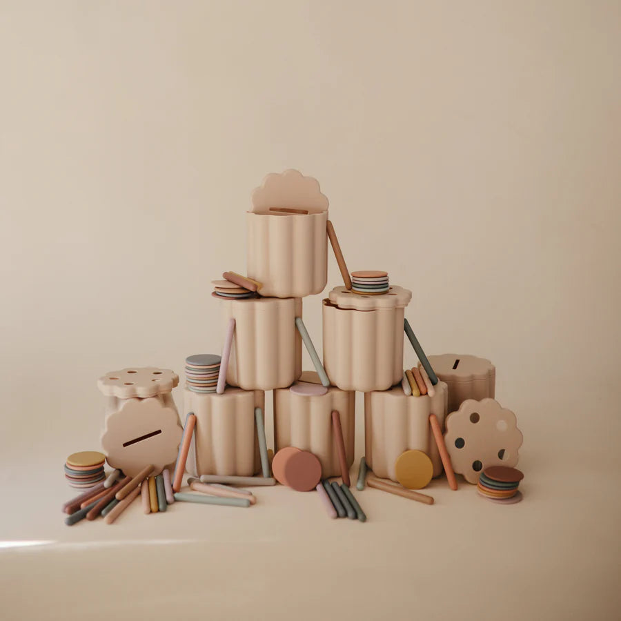 Juego de clasificación de monedas y tubos Mushie