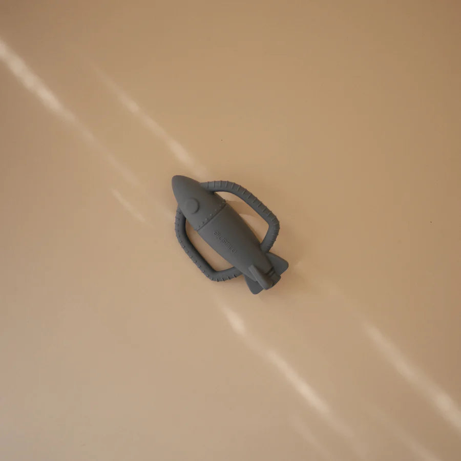 Mordedor y sonajero Cohete Azul Cambridge Mushie