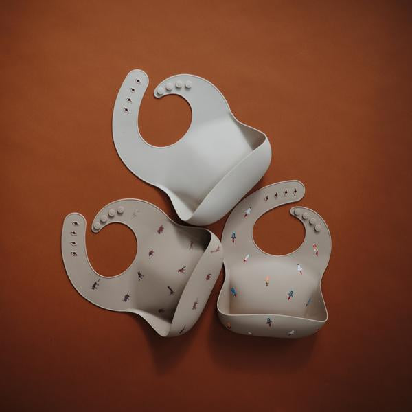 Babero de Silicona Mushie Brown Safari