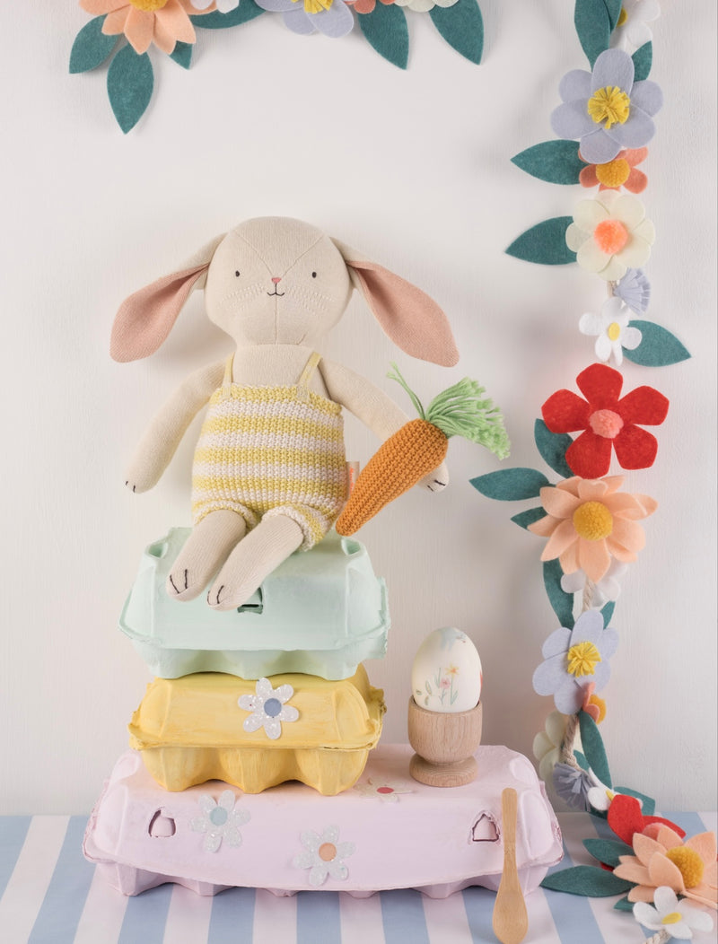 Muñeco tejido pequeño Conejo con zanahoria Meri Meri