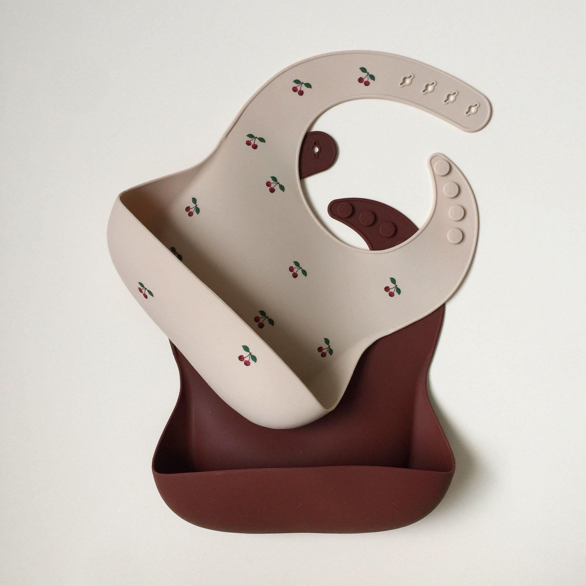 Set de 2 Baberos de Silicona Konges Sløjd Cherry/Mocca